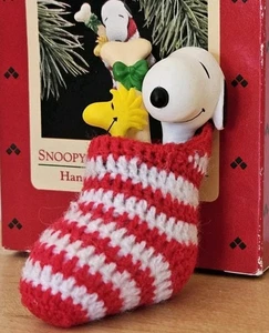Hallmark 1988 SNOOPY AND WOODSTOCK NAVIDAD TEJIDO MEDIAS Adorno  - Imagen 1 de 4