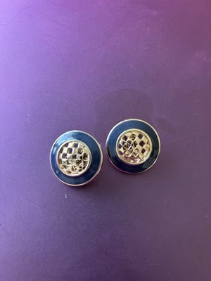 Pendientes de clip Weekenders azul marino oscuro esmalte tono dorado tejido de canasta Foto 1 de 4