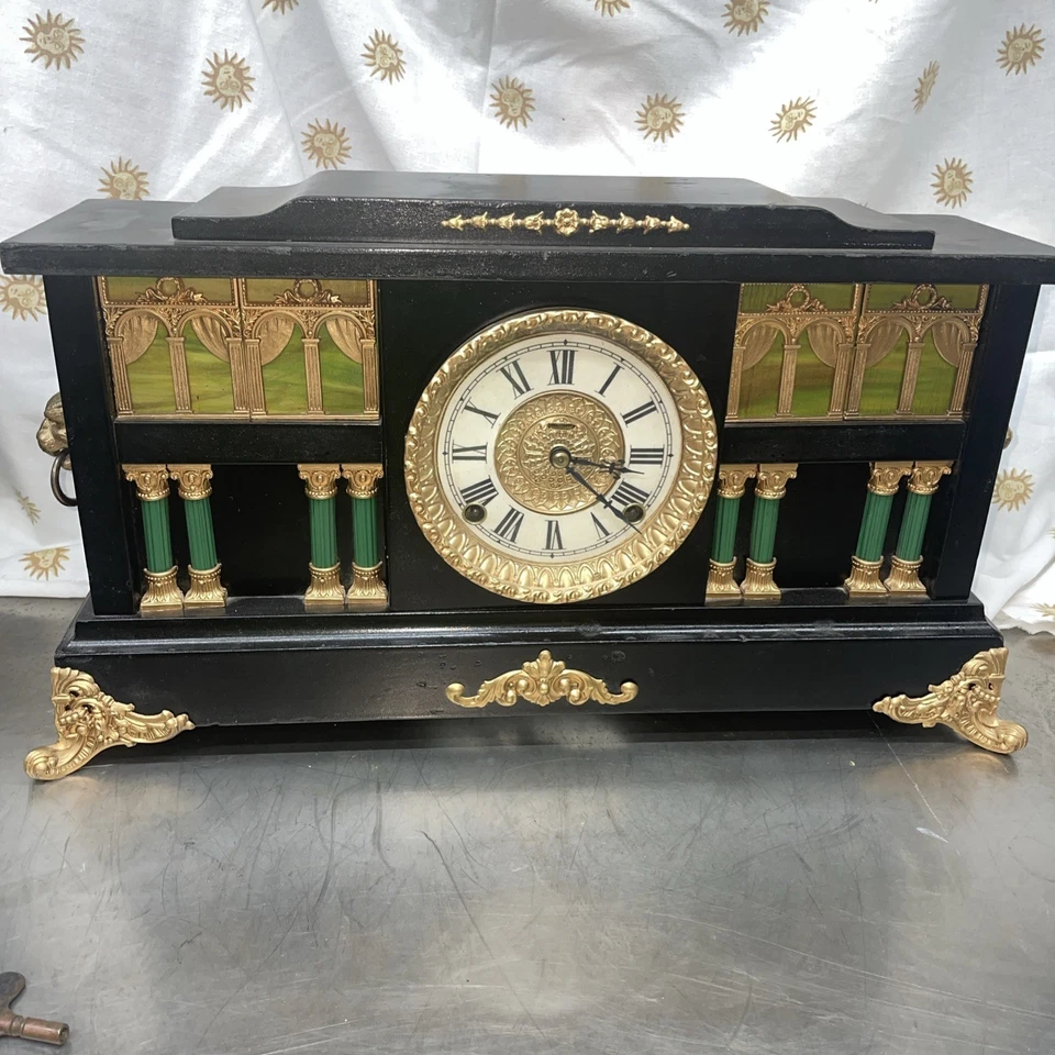 Antiguo reloj de manto negro Ingraham Palace con cabezas de león y patas de garra súper limpio Foto 1 de 4