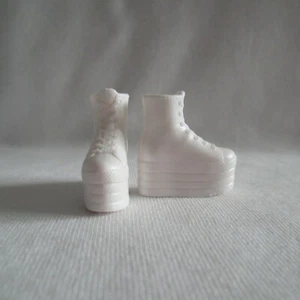 NEU! 2021 Barbie Extra Doll White High Top Sneakers Flat Feet Curvy & Tall Shoes - Bild 1 von 1