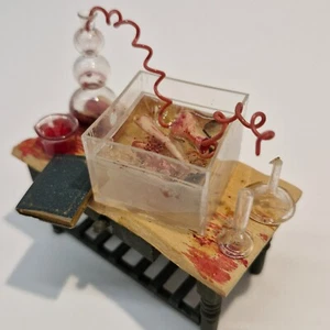 Mesa de Química Casa de Muñecas Escala 24 todos los artículos en foto Hecho a Mano TN24 - Imagen 1 de 2
