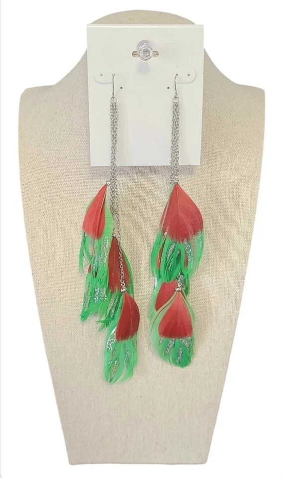 Pendientes de gancho colgantes largos plumas verdes y rojas con brillo Navidad Foto 1 de 4