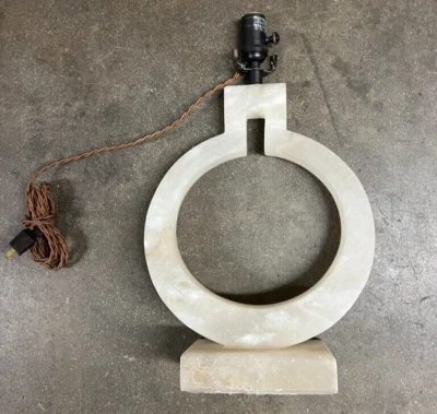 Lámpara de mesa de piedra Chapman con forma de anillo de alabastro confort visual Foto 1 de 4