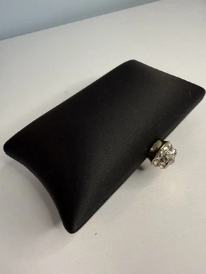 Cartera Carol Fellin pequeña dura negra con revestimiento de diamantes de imitación Foto 1 de 4