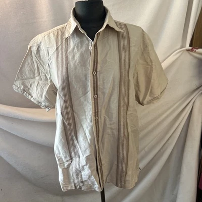 Cubavera Para Hombre Medio Tostado con Bordados Marrón Oscuro y Rayas Estilo Cubano Foto 1 de 4