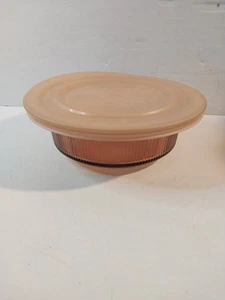 Cazuela acanalada Corning Vision Ware ámbar V-30-B 750 ml 24 oz con tapa de plástico - Imagen 1 de 6