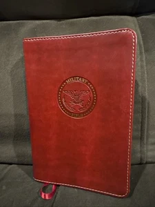CSB Military Bible, Burgundy LeatherTouch - CSB Bibles by Holman 2017 Used VG - Foto 1 di 24