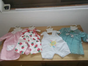 VINTAGE 4 VETEMENTS COROLLE POUR POUPÉE de 42 cm pyjama salopette robe  - Imagen 1 de 8