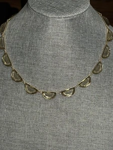 Loft goldfarbene Halskette mit grauem Rauch Halbmond Ornament, Kostüm, 16” +2” Ext - Bild 1 von 4