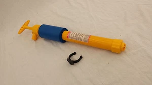 Aqua-Bound Kajak Bilgenpumpe 17" Easy Grip T-Griff bis zu 1 Gal / 8 Pumpen mit Clips - Bild 1 von 6