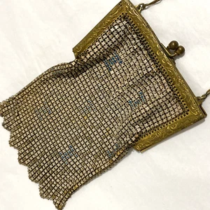 Bolso de malla metálica vintage años 1920 Art Deco geométrico esmalte blanco azul defectos dorados - Imagen 1 de 12