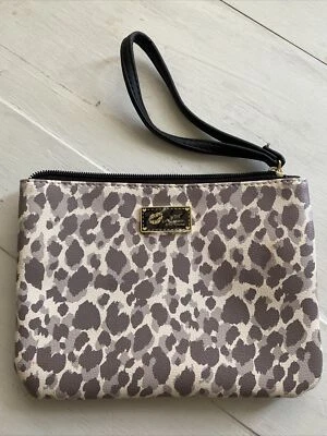 Bolso sin asas cosmético gris y negro leopardo LUV Betsey by Betsey Johnson Foto 1 de 4