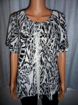 Pretty Kathy Ireland size M off white black print short sleeve blouse shirt NWT - Image 1 of 4
