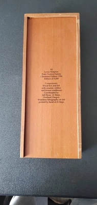 Lorna Simpson III (Tres Wishbones en una caja de madera) Foto 1 de 4