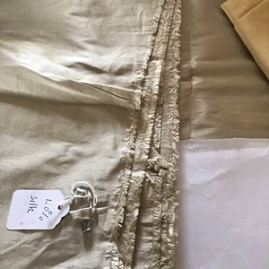 100% SILK SMOOTH DUPION  CREAMY BEIGE FABRIC REMNANT 46 CM X 79 CMS. & FREEPOST! - Picture 1 of 3