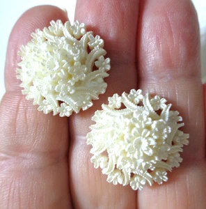 Vintage, weiße Farbe, Zelluloid geformt Floral durchbrochen Ohrstecker Set. - Bild 1 von 3