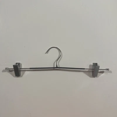 50 fondos para colgar ropa de metal comercial 2 clips de metal con revestimiento de goma antideslizante Foto 1 de 4