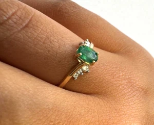 Anillo oro amarillo 18 cts con 6 Diamantes y Esmeralda natural - Imagen 1 de 13