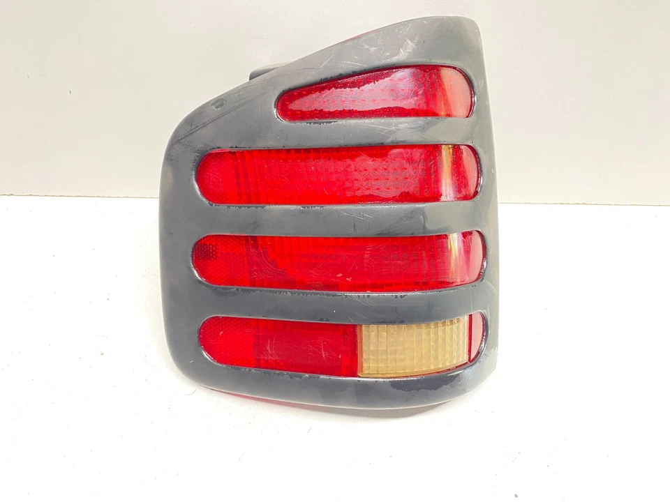 94-03 ISUZU HOMBRE LUZ TRASERA IZQUIERDA LADO CONDUCTOR LUZ TRASERA CON BISEL OEM, 16516093 Foto 1 de 4