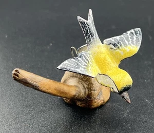 Scultura vintage normanna Brumm cardellino smalto su rame uccellino su legno burl firmata - Foto 1 di 19