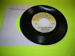 Pop 45 - Sonny & Cher - It's The Little Things / Plastic Man - 1967 - Picture 1 of 2