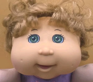 Cabbage Patch bambola bambini 12" capelli biondi ricci occhi blu 2015 OAA Inc corpo morbido - Foto 1 di 11