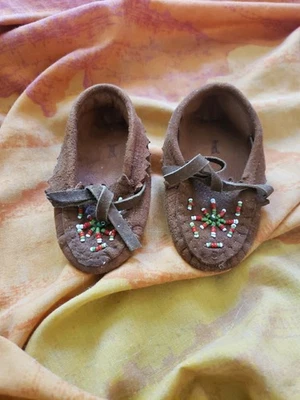 复古美洲原住民皮革莫卡辛婴儿,带串珠装饰,尺寸 4 — 第 1/4 张图片