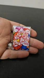 Disney Store Schneewittchen & Sieben Zwerge Anstecknadel 2001 - Bild 1 von 2