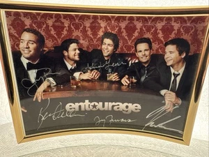 Entourage autografato/firmato incorniciato 5x cast foto troupe regalo raro - Foto 1 di 3