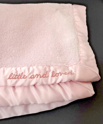 Manta bebé rosa bordada "pequeño y querido" Carter's borde satinado 30" x 40" Foto 1 de 4