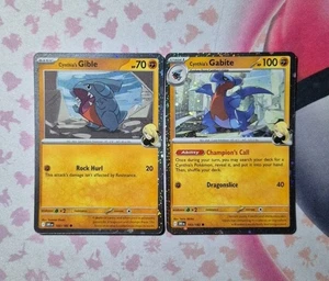 Juego de cartas coleccionables Pokémon Cynthia's Gible 102/182 y Cynthia's Gabite 103/182 Cosmos Holo's - Imagen 1 de 3