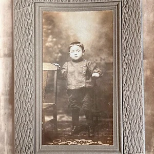 Antiguo gabinete victoriano tarjeta foto niño con bastón sepia retrato 4x6 años 1800 - Imagen 1 de 3