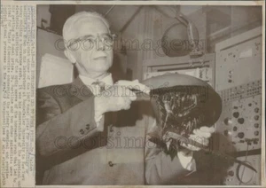 1967 Press Photo Physiologist Haldan Keffer Hartline Holding Horseshoe Crab - Picture 1 of 2