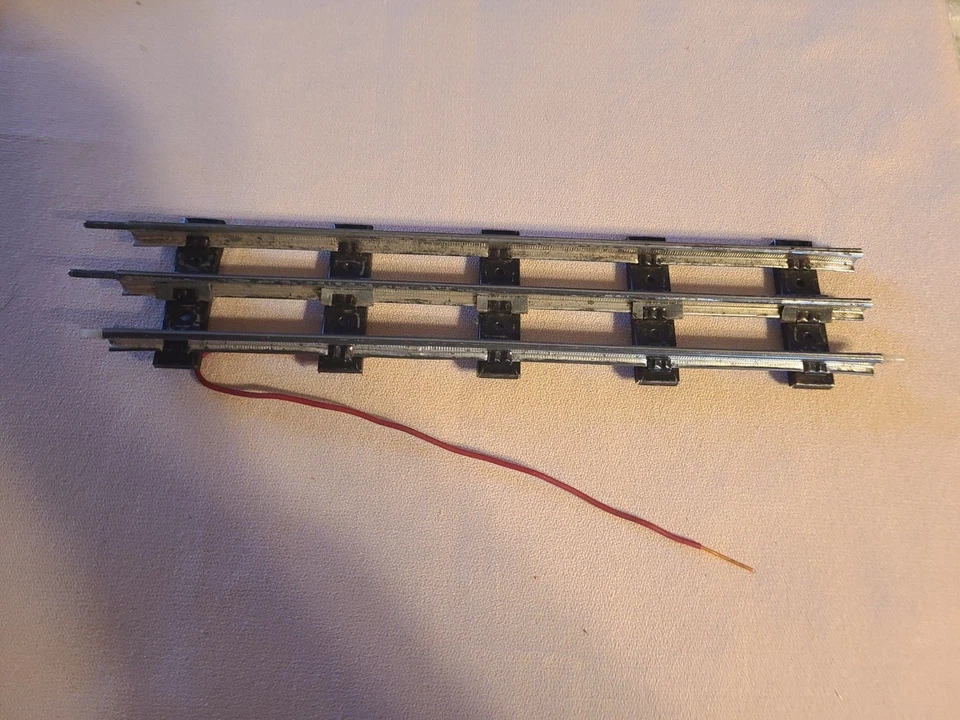 MARX 027 9 1/4" LONG INSULATED TRACK SECTION W/WIRE FOR MARX ACCESSORIES - Image 1 of 1