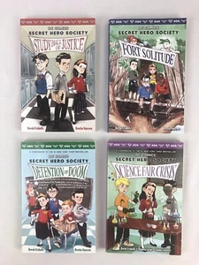SECRET HERO SOCIETY Book Series DC Comics Derek Fridolfs Near Complete Vol 1-4 - Foto 1 di 12