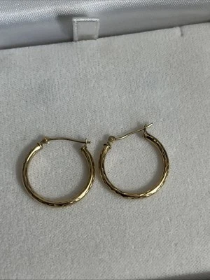 Pendientes de aro clásicos de oro amarillo de 10k Foto 1 de 4