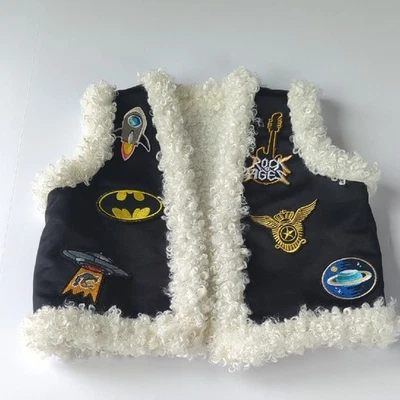 Chaleco negro con parches apliques e imitación blanca 3T para niños pequeños Foto 1 de 4