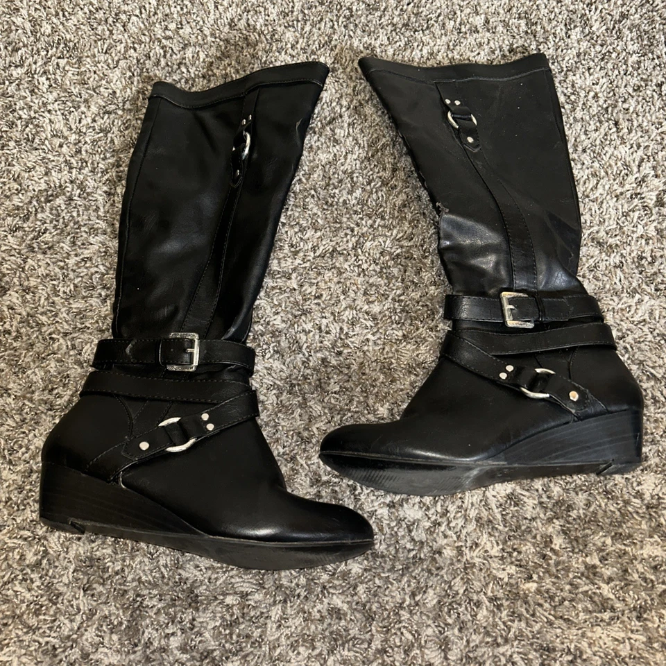 Botas Xhilaration Target negras debajo de la rodilla, hasta la pantorrilla con hebillas talla 7 Foto 1 de 4