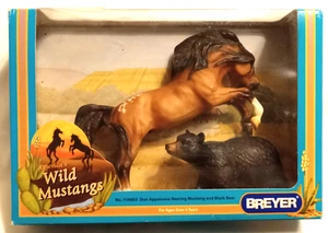 Figura de caballo Breyer Wild Mustangs Dun Appaloosa y Black Bear 2003 daños en caja - Imagen 1 de 4