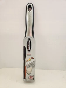 Microplane Elite Serie Edelstahl Zesterreibe mit Abdeckung - schwarz - Bild 1 von 1