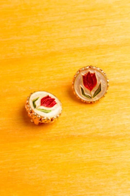 %SALE% Vintage orig 60s Ohr Clips bunt gold Emaille Tulpen Disco Schlager - Bild 1 von 3