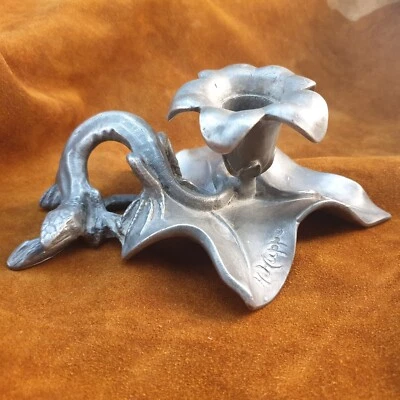 Bougeoir à main Art Nouveau signé Henri Huppe en étain à décor de lézard XIXe - Photo 1/4