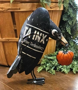 NUEVO Primitivo Rústico CUERVO con CALABAZA - METAL REUTILIZADO Halloween Otoño 11"H - Imagen 1 de 3