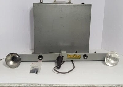 VINTAGE SMITH VICTOR L400 FOLDING PHOTO LIGHT BAR WITH A METAL CARRYING CASE  - Image 1 of 4