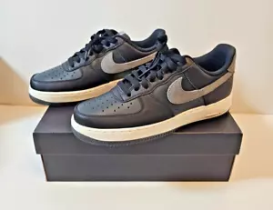 Nike Air Force 1 NUEVO Y Auténtico - Negro/Gris Humo Reino Unido 7 / EUR 41 / US 8 - Imagen 1 de 18