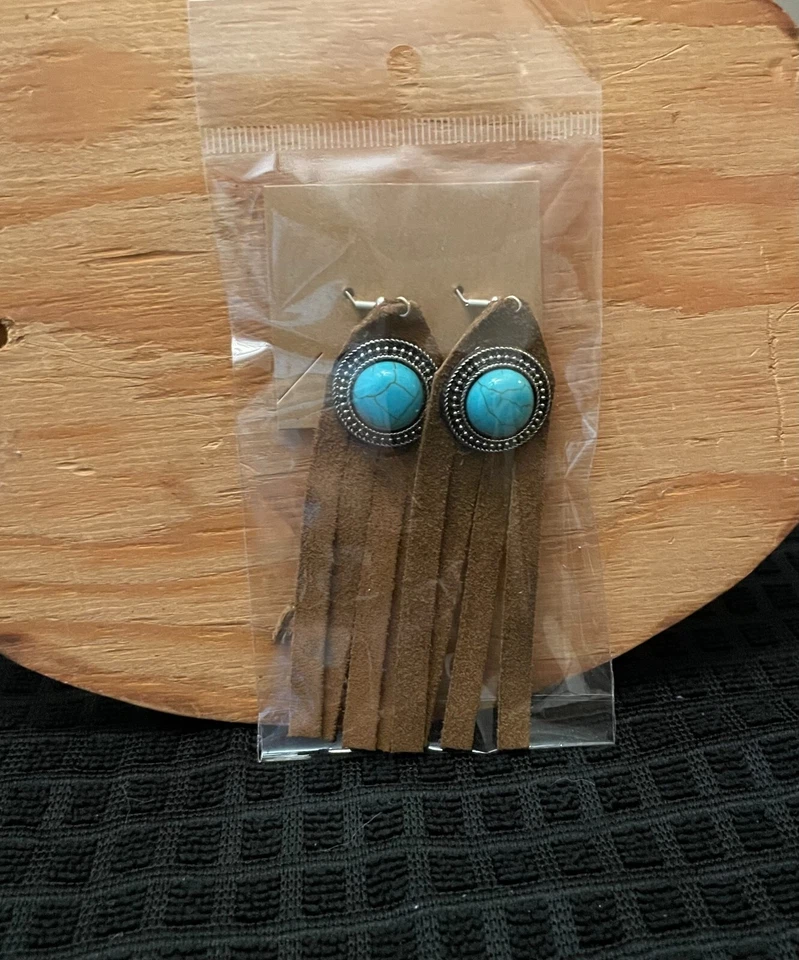 Pendientes artesanales/piedra turquesa/hechos de botas minnetonka reutilizadas Foto 1 de 1