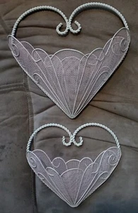 Juego de 2 cestas de pared colgantes vintage de malla metálica rosa y blanca en forma de corazón - Imagen 1 de 5