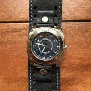 Reloj de puño ancho Nemesis XL 1,5" para hombre cara plateada/gris correa de cuero original nuevo Batt - Imagen 1 de 7