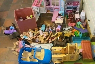 Konvolut Barbie s  ,Auto + Pferde +Anhänger , Küche. Mitnehmhaus ,Kinderzimmer  - Bild 1 von 4