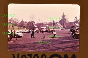 Dia Straßenszene Parkplatz DDR Zeiten Chemnitz? Trabbis Busse Menschen - Picture 1 of 1
